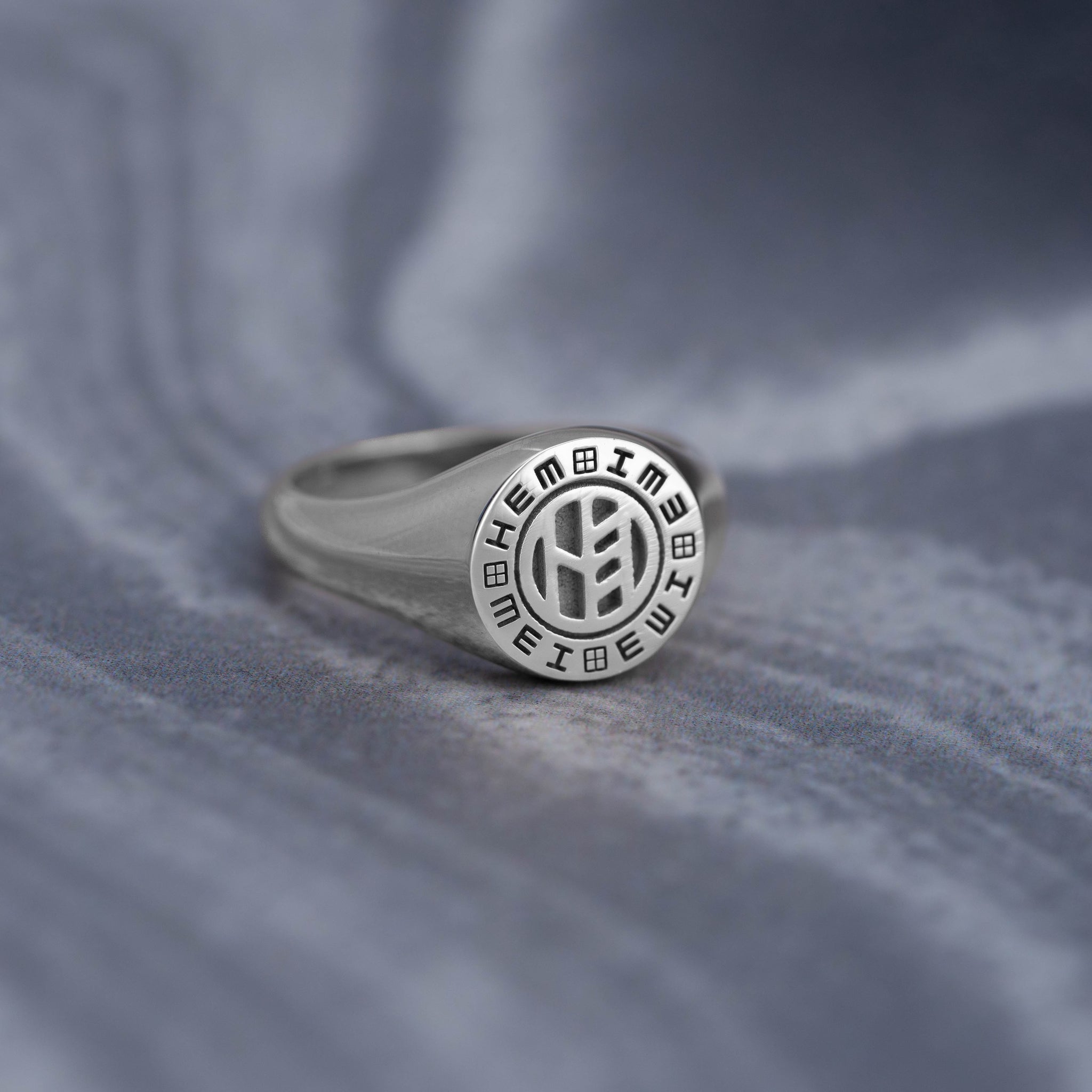 Signet Ring - WHITE GOLD